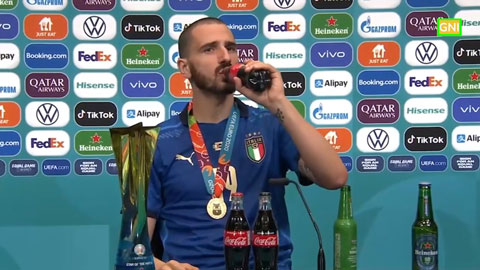 Trung vệ Bonucci uống cả bia lẫn nước ngọt trong phòng họp báo