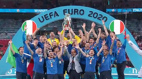 Phút giây trung vệ Chiellini nâng cao chiếc cúp vô địch Euro 2020