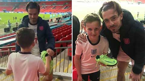 Jack Grealish lên tận khán đài tặng fan nhí giày thi đấu sau trận chung kết EURO 