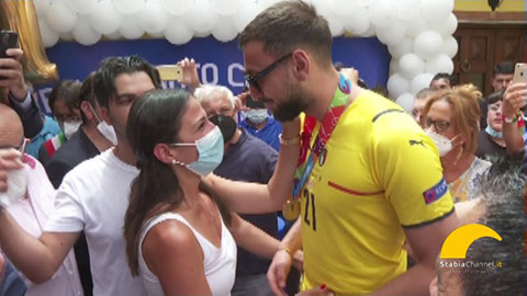 Thủ môn Donnarumma được chào đón như người hùng khi về thăm quê