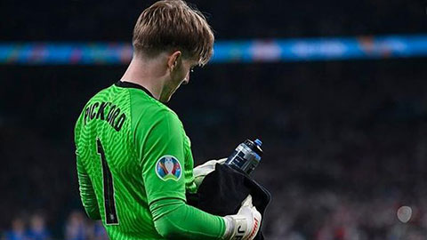 Tại sao thủ môn Pickford có chai nước in đầy tên các cầu thủ đội tuyển Italia?