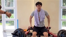 HLV Kiatisak lắc đầu với biểu cảm hài hước khó đỡ của Công Phượng khi tập tạ