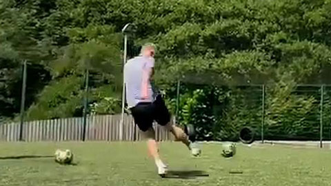 46 tuổi, huyền thoại  Paul Scholes gây sốt với kỹ năng đi bóng và dứt điểm