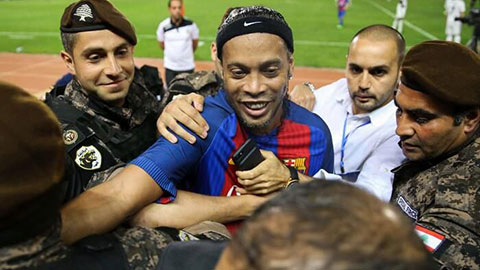 Ở tuổi 41, Ronaldinho vẫn nhảy múa trước các huyền thoại Real