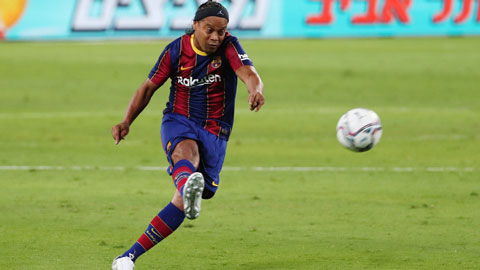 Chỉ với 1 pha đẩy bóng, Ronaldinho khiến huyền thoại Real ôm chặt xoay 1 vòng