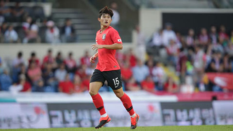 Cầu thủ Hàn Quốc bị ném đá vì từ chối bắt tay đàn anh sau trận thua U23 New Zealand