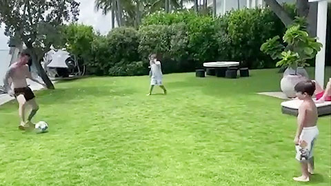 Messi chơi bóng ma với 2 con trai ở Mỹ