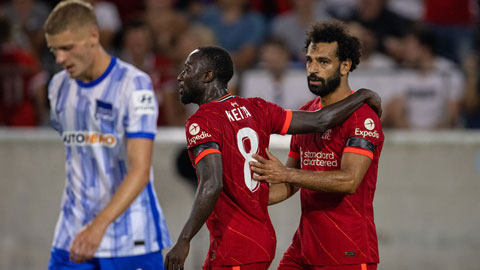 Salah giật gót kiến tạo mà không cần nhìn cho Minamino ghi bàn vào lưới Hertha Berlin