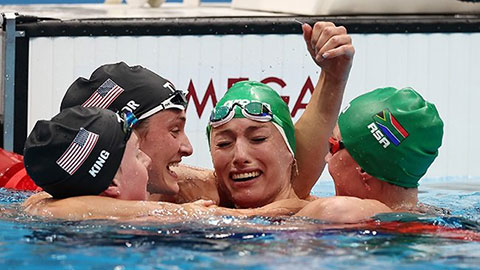 Kình ngư Nam Phi hét lên rồi khóc ngất vì phá kỷ lục thế giới ở Olympic