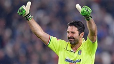 Thủ môn Buffon lại khiến fan nức lòng với pha cứu thua không tưởng ở tuổi 43