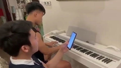 Văn Thanh khiến fan ngỡ ngàng khi đệm đàn piano cực chất