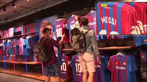 Các CĐV quyết mua những chiếc áo đấu cuối cùng của Messi tại Barca