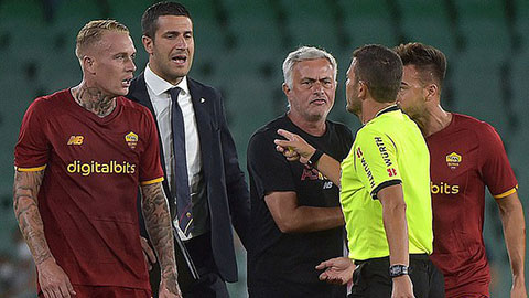 HLV Mourinho bị đuổi, Roma thảm bại sốc trong trận cầu có tới 6 thẻ đỏ
