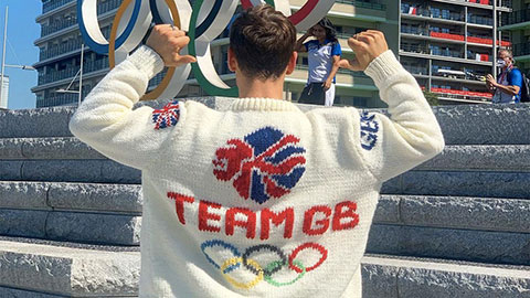 Nam thần môn nhảy cầu đan xong chiếc áo Olympic