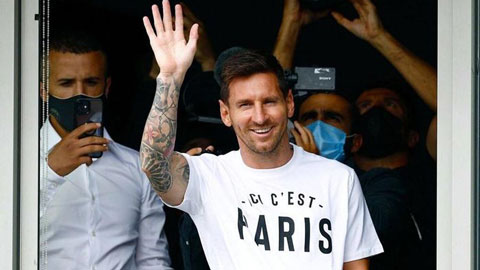 Messi tươi rói vẫy chào CĐV PSG khi vừa đặt chân đến Pháp