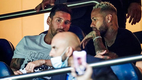 Messi và Neymar tươi cười ngồi khán đài xem Mbappe thi đấu