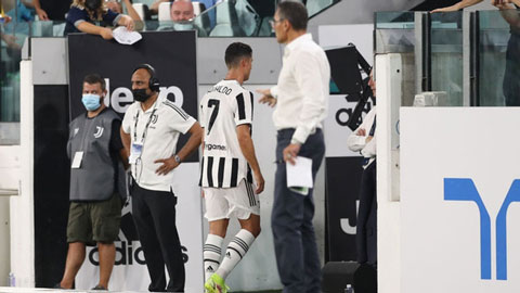 Ronaldo nhận mưa gạch đá vì vùng vằng, không bắt tay HLV Allegri khi bị thay ra