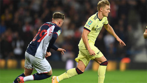 CĐV Arsenal châm chọc Odegaard vì pha bỏ lỡ ngon ăn trước West Brom