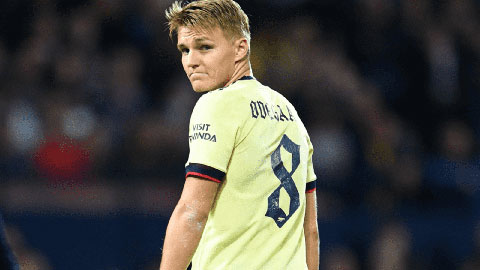 Odegaard giật gót kiến tạo mà không cần nhìn cho Saka ghi bàn vào lưới West Brom