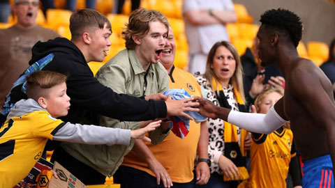 Pogba cởi áo tặng fan Wolves sau khi bị chửi rủa thậm tệ