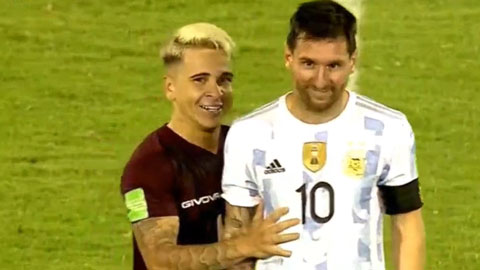 Cầu thủ Venezuela ôm Messi cười tươi sau khi ghi bàn vào lưới Argentina