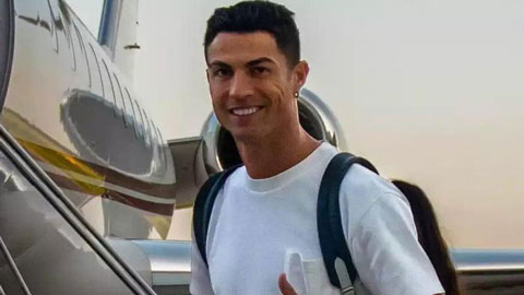 Ronaldo trở lại MU bằng máy bay riêng, sẵn sàng cho trận gặp Newcastle