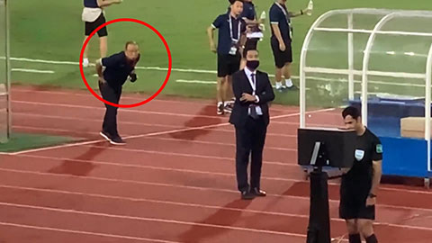 Thầy Park 'xem trộm VAR' cực kỳ đáng yêu ở trận Việt Nam vs Australia