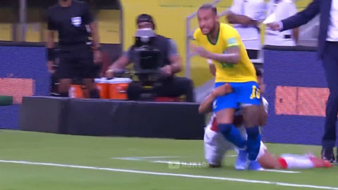 Cầu thủ Peru ôm và bóp vào chỗ hiểm mới có thể ngăn cản Neymar