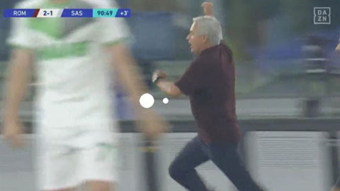 HLV Mourinho chạy như bay mừng Roma chiến thắng vì nghĩ mình mới 12 tuổi