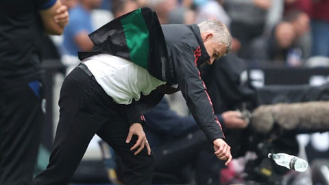HLV Solskjaer nổi điên ném tung chai nước ở trận gặp West Ham
