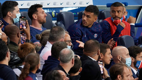 Messi chán chẳng buồn ăn mừng khi Icardi ghi bàn thắng cho PSG trước Lyon