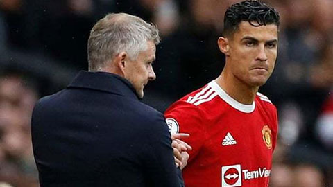 Ronaldo và các cầu thủ MU không hài lòng với HLV Solskjaer