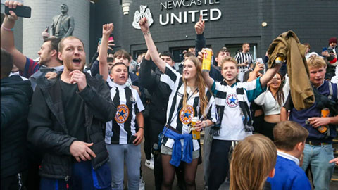 Các CĐV Newcastle vỡ òa sung sướng khi đội nhà đổi chủ