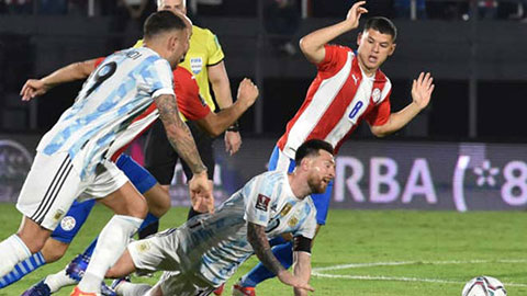 Messi bị các cầu thủ Paraguay thi nhau 'chặt chém'