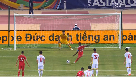 Cầu thủ Oman sút 11m bay thẳng lên trời