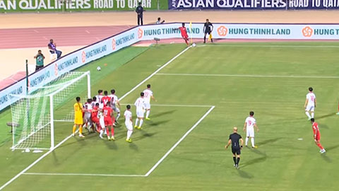 Al Khamdi đánh đầu vào gôn trống (Oman 2-1 Việt Nam)