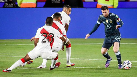 Messi gây sốt khi lừa bóng một lúc qua 3 cầu thủ Peru