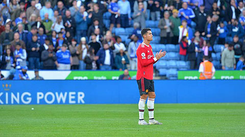 Ronaldo bị HLV chấn chỉnh khi tỏ thái độ thất vọng ở trận thua Leicester