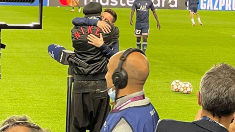 Messi ôm chầm huyền thoại Ronaldinho đầy xúc động trên sân PSG