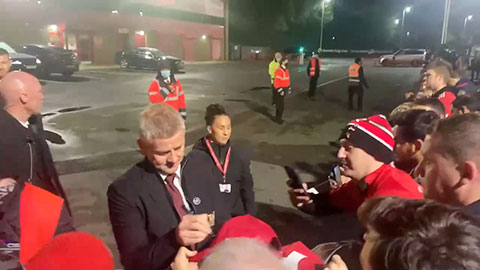 Thua thảm Liverpool, Solskjaer vẫn được fan MU xin chữ ký và chụp ảnh