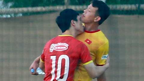 Công Phượng 'cưỡng hôn' Tấn Trường