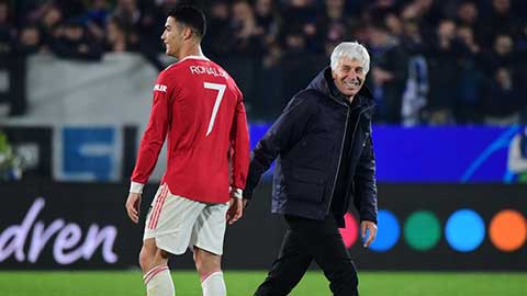 Tỏa sáng rực rỡ, Ronaldo được HLV Atalanta chúc mừng