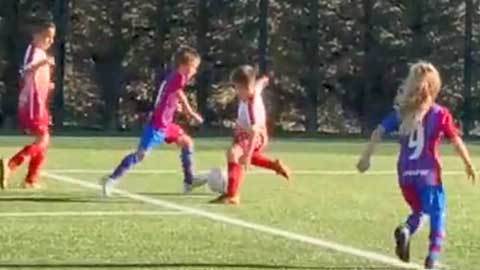 Tiểu Messi 7 tuổi của Barca gây sốt khi solo qua 5 cầu thủ ghi bàn