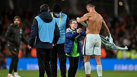 Fan nhí khóc nức nở khi được Ronaldo ôm và tặng áo sau trận gặp Ireland