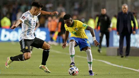 Vinicius biến cầu thủ Argentina thành gã hề với pha gắp bóng qua đầu miễn chê