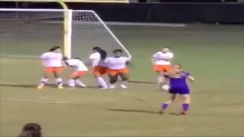 Nữ cầu thủ 2 lần sút bóng trúng mặt đối phương liên tiếp siêu hài