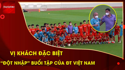 Nhà vô địch AFF Cup bất ngờ đến sân tập của ĐT Việt Nam, ôm chặt thầy Park & động viên cả đội