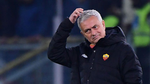 Mourinho cảm ơn đối thủ sau khi giành ngôi nhất bảng tại Europa Conference League