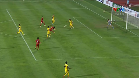 Công Phượng sút bóng vọt xà ngay trong vòng 16m50 (Việt Nam 0-0 Malaysia)