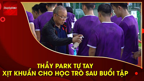 Thầy Park dặn dò riêng Văn Thanh, tự mình xịt khử khuẩn cho các cầu thủ